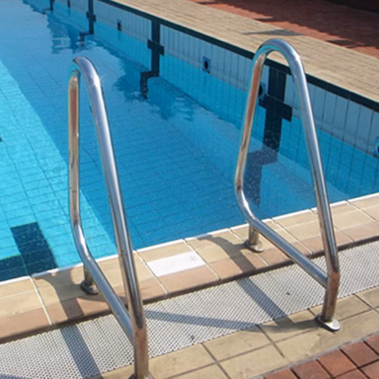 Pasamanos personalizados para piscinas Rieles para piscinas sobre el suelo
